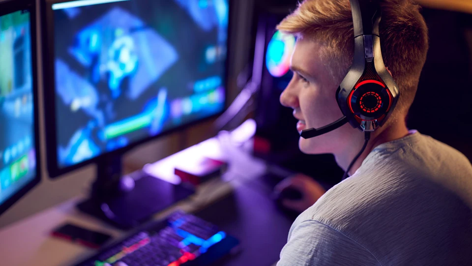 En dreng spiller computer