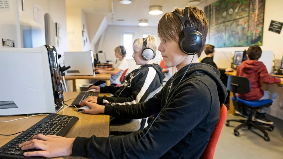 En dreng spiller computer