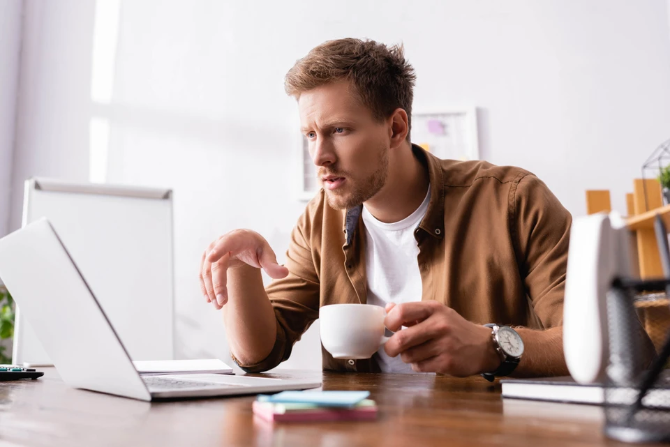 En voksen sidder foran en computer