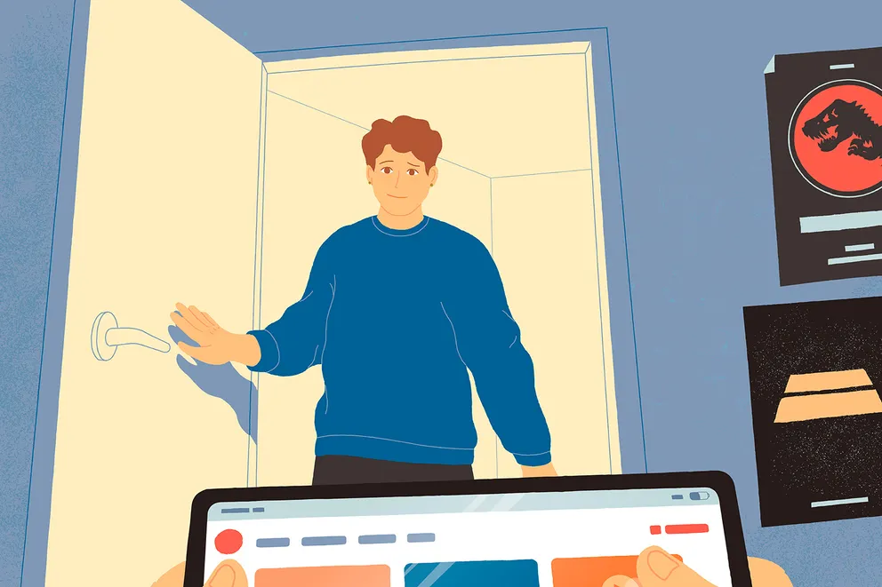 En voksen åbner døren ind til et værelse.