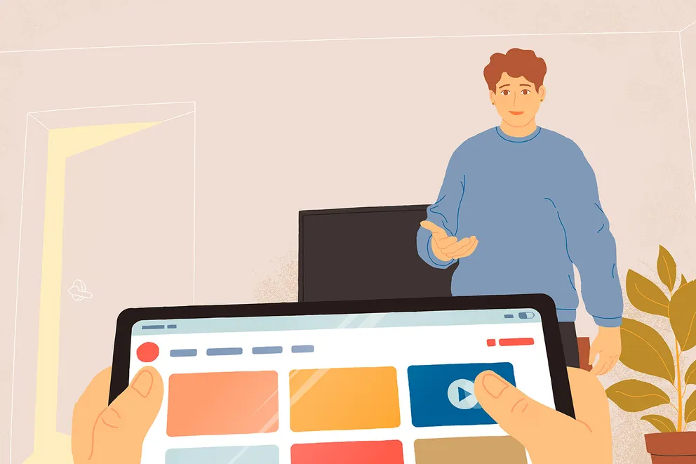 En voksen henvender sig til et barn, der sidder med en tablet.