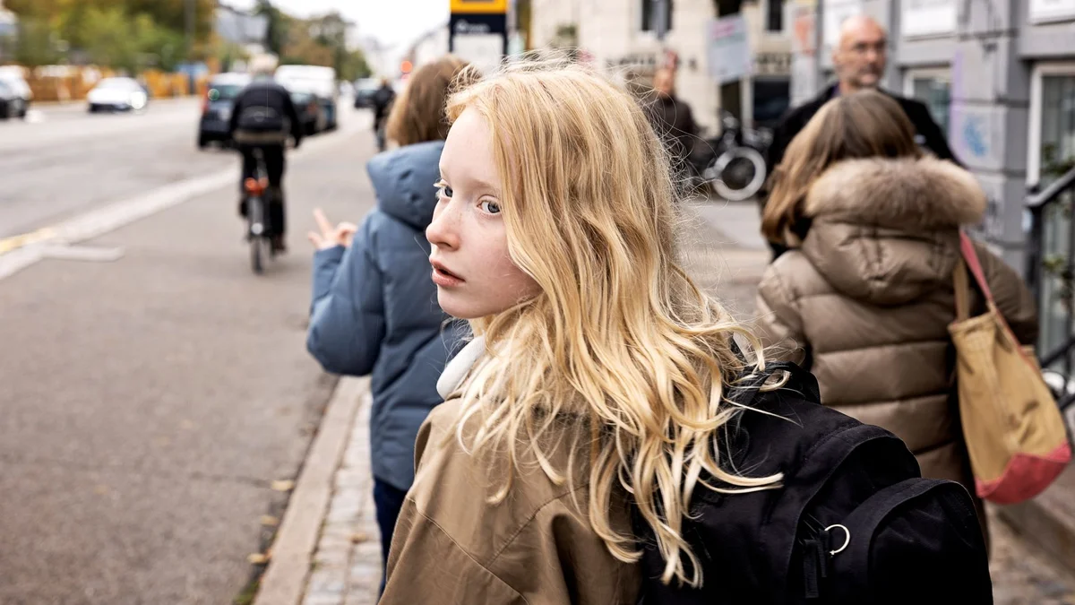 Unge mennesker på gaden.